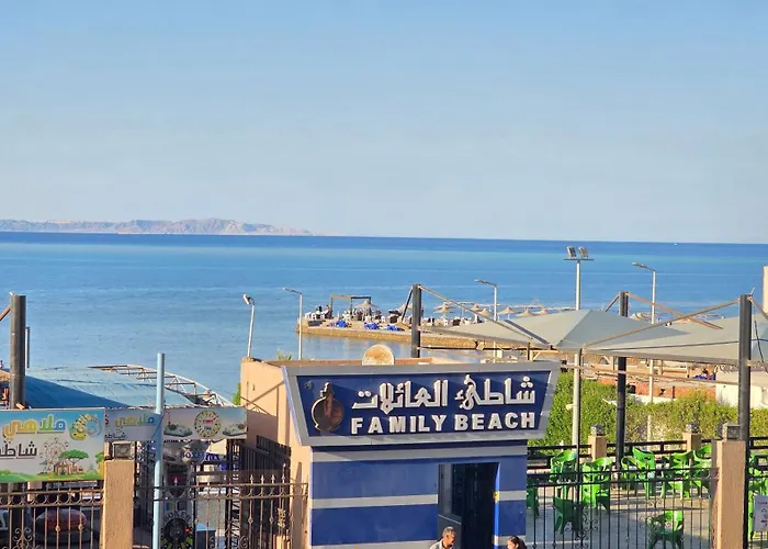 شالية صف اول علي البحر في * Hurghada